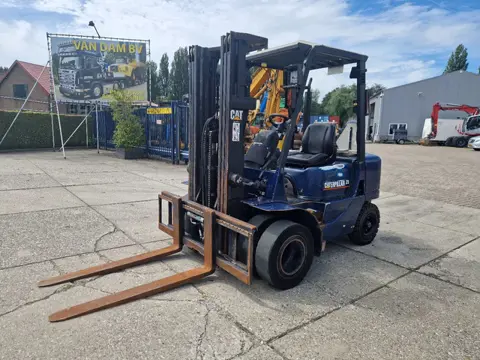 Caterpillar DP25K met breed vorkenbord (automaat)