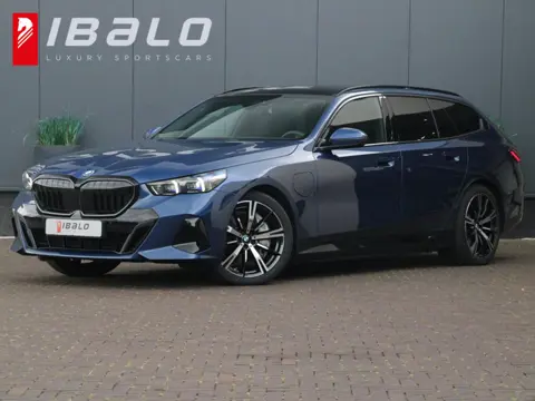 BMW 5-serie Touring 550e xDrive | Pano | Trekhaak | B&W Audio |