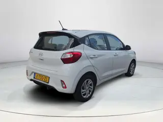 Foto 16 van Hyundai i10 1.0 Comfort Smart 5-zits Automaat | 5.357 originele kilometers | Navigatie | Trekhaak |