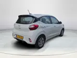 Foto 26 van Hyundai i10 1.0 Comfort Smart 5-zits Automaat | 5.357 originele kilometers | Navigatie | Trekhaak |