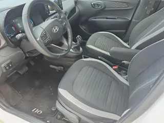 Foto 12 van Hyundai i10 1.0 Comfort Smart 5-zits Automaat | 5.357 originele kilometers | Navigatie | Trekhaak |