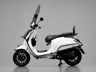 Vespa Bromscooter Sprint 50 Sport (LED,WINDSCHERM,BLACK/WHITE EDITON,BEENKLEED,LAGE KILOMETERSTAND,L