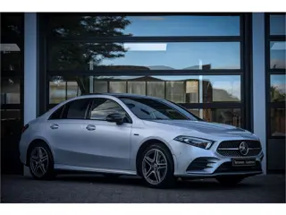 Mercedes-Benz A-Klasse 250 e AMG Line * Pano * Night-pakket * Distronic