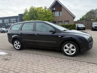 Foto 19 van Ford Focus Wagon 1.6-16V First Edition