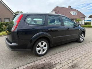 Foto 17 van Ford Focus Wagon 1.6-16V First Edition