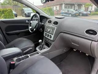 Foto 14 van Ford Focus Wagon 1.6-16V First Edition