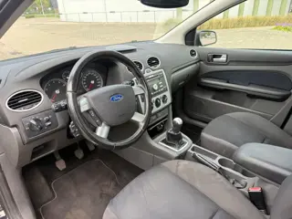 Foto 13 van Ford Focus Wagon 1.6-16V First Edition