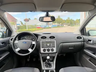 Foto 12 van Ford Focus Wagon 1.6-16V First Edition