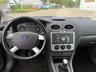 Foto 11 van Ford Focus Wagon 1.6-16V First Edition