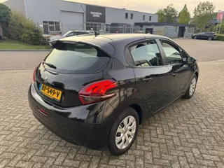 Foto 15 van Peugeot 208 1.2 PureTech Blue Lion Airco,Pdc ,Navigatie