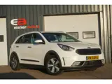 Foto 30 van Kia Niro 1.6 GDi Hybrid DynamicLine | CAMERA | TREKHAAK | WIT METALLIC |