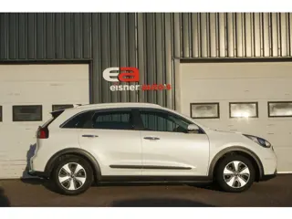 Foto 19 van Kia Niro 1.6 GDi Hybrid DynamicLine | CAMERA | TREKHAAK | WIT METALLIC |