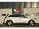 Foto 29 van Kia Niro 1.6 GDi Hybrid DynamicLine | CAMERA | TREKHAAK | WIT METALLIC |