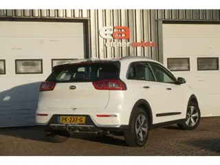 Foto 18 van Kia Niro 1.6 GDi Hybrid DynamicLine | CAMERA | TREKHAAK | WIT METALLIC |