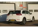 Foto 28 van Kia Niro 1.6 GDi Hybrid DynamicLine | CAMERA | TREKHAAK | WIT METALLIC |