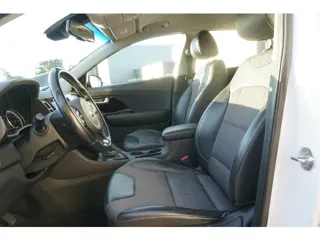 Foto 17 van Kia Niro 1.6 GDi Hybrid DynamicLine | CAMERA | TREKHAAK | WIT METALLIC |