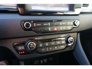 Foto 13 van Kia Niro 1.6 GDi Hybrid DynamicLine | CAMERA | TREKHAAK | WIT METALLIC |
