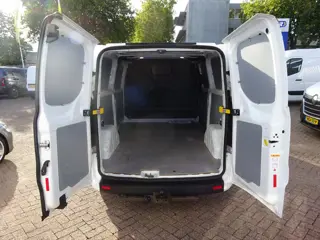 Foto 11 van Ford Transit Custom 300 2.0 TDCI L2H1 Trend AUTOMAAT 3 ZITTER GROOT SCHERM