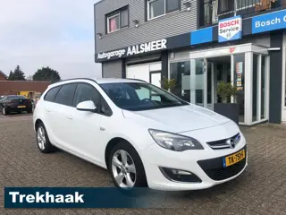 Foto 19 van Opel Astra Sports Tourer 1.4 Turbo Anniversary Edition / Lm Velgen / Jaar Apk / Navi  / Trekhaak /