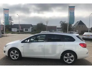 Foto 14 van Opel Astra Sports Tourer 1.4 Turbo Anniversary Edition / Lm Velgen / Jaar Apk / Navi  / Trekhaak /