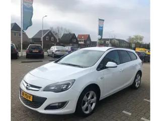 Foto 13 van Opel Astra Sports Tourer 1.4 Turbo Anniversary Edition / Lm Velgen / Jaar Apk / Navi  / Trekhaak /