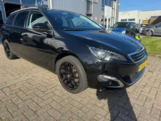 Foto 13 van Peugeot 308 SW 1.2 PureTech Blue Lease Premium