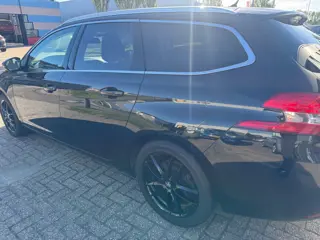 Foto 16 van Peugeot 308 SW 1.2 PureTech Blue Lease Premium