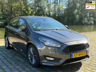 Ford Focus 1.0 ST-Line Zeer netjes navigatie trekhaak cruis control airco elektrische ramen cv op af