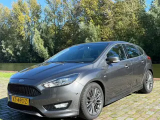 Foto 20 van Ford Focus 1.0 ST-Line Zeer netjes navigatie trekhaak cruis control airco elektrische ramen cv op af