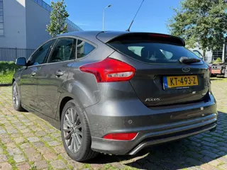 Foto 19 van Ford Focus 1.0 ST-Line Zeer netjes navigatie trekhaak cruis control airco elektrische ramen cv op af