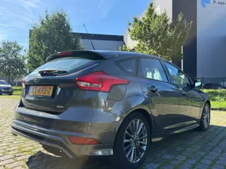 Foto 18 van Ford Focus 1.0 ST-Line Zeer netjes navigatie trekhaak cruis control airco elektrische ramen cv op af