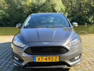 Foto 17 van Ford Focus 1.0 ST-Line Zeer netjes navigatie trekhaak cruis control airco elektrische ramen cv op af