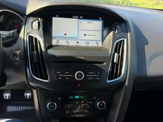 Foto 14 van Ford Focus 1.0 ST-Line Zeer netjes navigatie trekhaak cruis control airco elektrische ramen cv op af