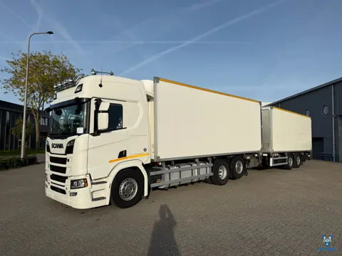 Scania NGS R520 V8 / 646341 KM / RETARDER / DOUBLE TANK / ISOLATED BOX / THROUGH LOADING SYSTEM / 2X
