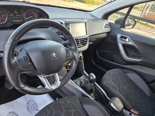 Foto 11 van Peugeot 2008 1.2 Blue Lion/PANO/NAVI/NEIUW DIS RIEM