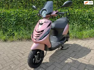 Piaggio Zip SP ROSE GOLD ALPHA LED E4 Scooter BETAAL MET in3