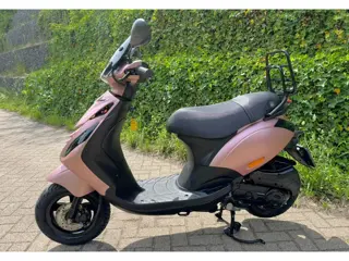 Foto 12 van Piaggio Zip SP ROSE GOLD ALPHA LED E4 Scooter BETAAL MET in3