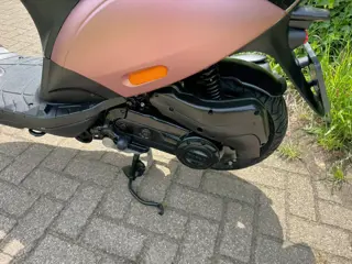 Foto 14 van Piaggio Zip SP ROSE GOLD ALPHA LED E4 Scooter BETAAL MET in3