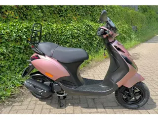Foto 16 van Piaggio Zip SP ROSE GOLD ALPHA LED E4 Scooter BETAAL MET in3