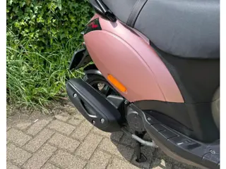 Foto 19 van Piaggio Zip SP ROSE GOLD ALPHA LED E4 Scooter BETAAL MET in3