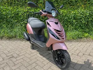 Foto 20 van Piaggio Zip SP ROSE GOLD ALPHA LED E4 Scooter BETAAL MET in3
