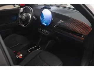Foto 14 van MINI Hatchback Cooper SE / John Cooper Works / Pakket XL / John Cooper Works / Pakket XL / 18" JCW L