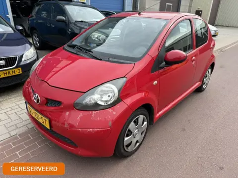 Toyota Aygo 1.0-12V + 5-deurs met APK 20-06-2027 100% Toyota dealer onderhouden met boekjes, wel een