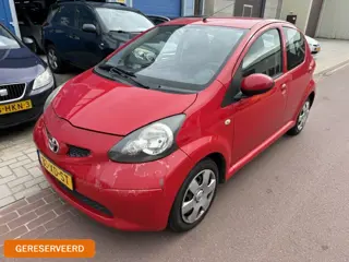 Toyota Aygo 1.0-12V + 5-deurs met APK 20-06-2027 100% Toyota dealer onderhouden met boekjes, wel een