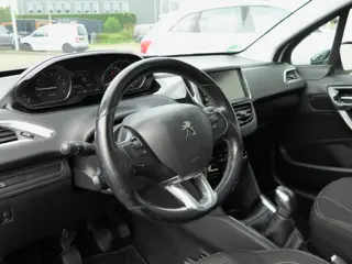 Foto 15 van Peugeot 208 1.2 82PK Tech Edition! | Carplay | Panoramadak | Sportvelgen