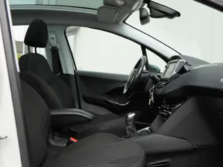 Foto 18 van Peugeot 208 1.2 82PK Tech Edition! | Carplay | Panoramadak | Sportvelgen