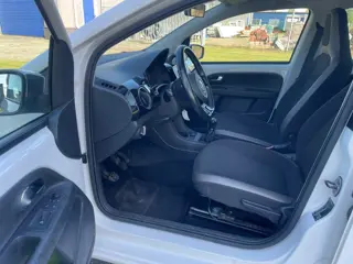 Foto 11 van Volkswagen Up! 1.0 move up! 2014 navi / lmv / airco / elek pakket