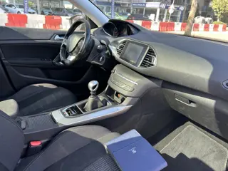 Foto 14 van Peugeot 308 SW 1.2 PureTech Blue Lease Premium panodak airco/ecc navigatie apk