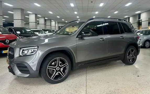 MERCEDES-BENZ GLB-KLASSE 200 AMG Night Pakket Digi Dasbord Camera Stoelverwarming Sfeerverlichting
