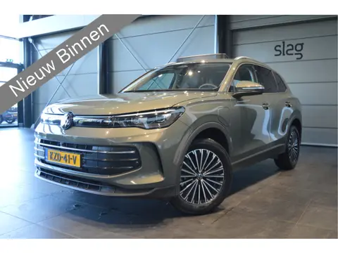 Volkswagen Tiguan 1.5 eHybrid Life carplay cruise pano camera led 18 inch !!